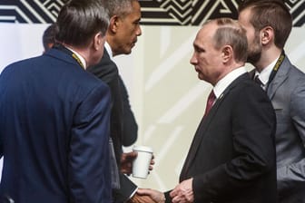 Manchmal sagen Bilder mehr als Worte: Barack Obama (2. v.l.) und Wladimir Putin (3.v.l.) bei der Eröffnung des APEC-Treffens in Lima, Chile.