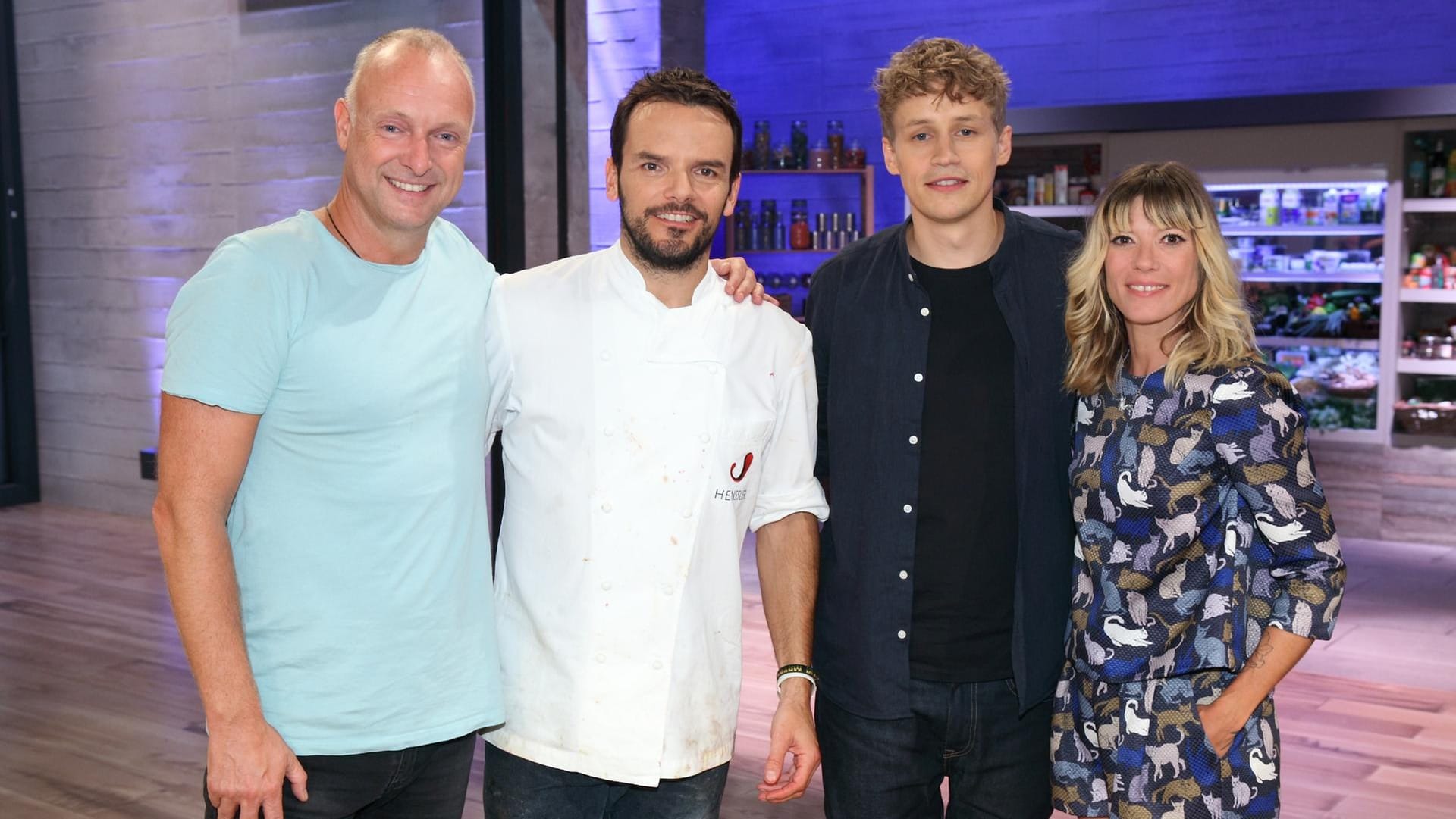 Gewinnerfoto: Frank Buschmann (l.), Tim Bendzko und Mieze Katz besiegten erstmals in der aktuellen Staffel von "Grill den Henssler" Gastgeber Steffen Henssler (2.v.l.) im Kochduell.