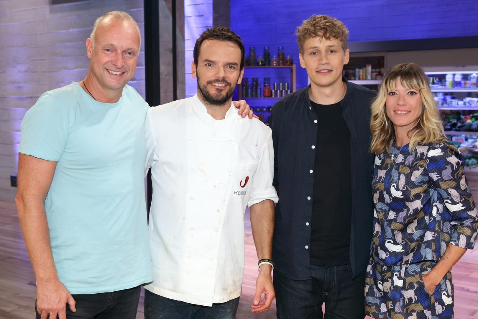 Gewinnerfoto: Frank Buschmann (l.), Tim Bendzko und Mieze Katz besiegten erstmals in der aktuellen Staffel von "Grill den Henssler" Gastgeber Steffen Henssler (2.v.l.) im Kochduell.