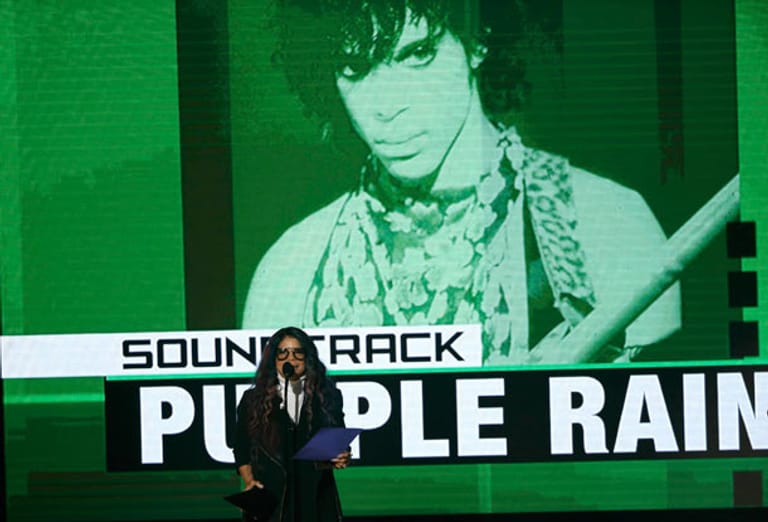 Tyka Nelson, die Schwester des verstorbenen Superstars Prince, bei der Preisverleihung für den "Purple Rain"-Soundtrack ihres Bruders.