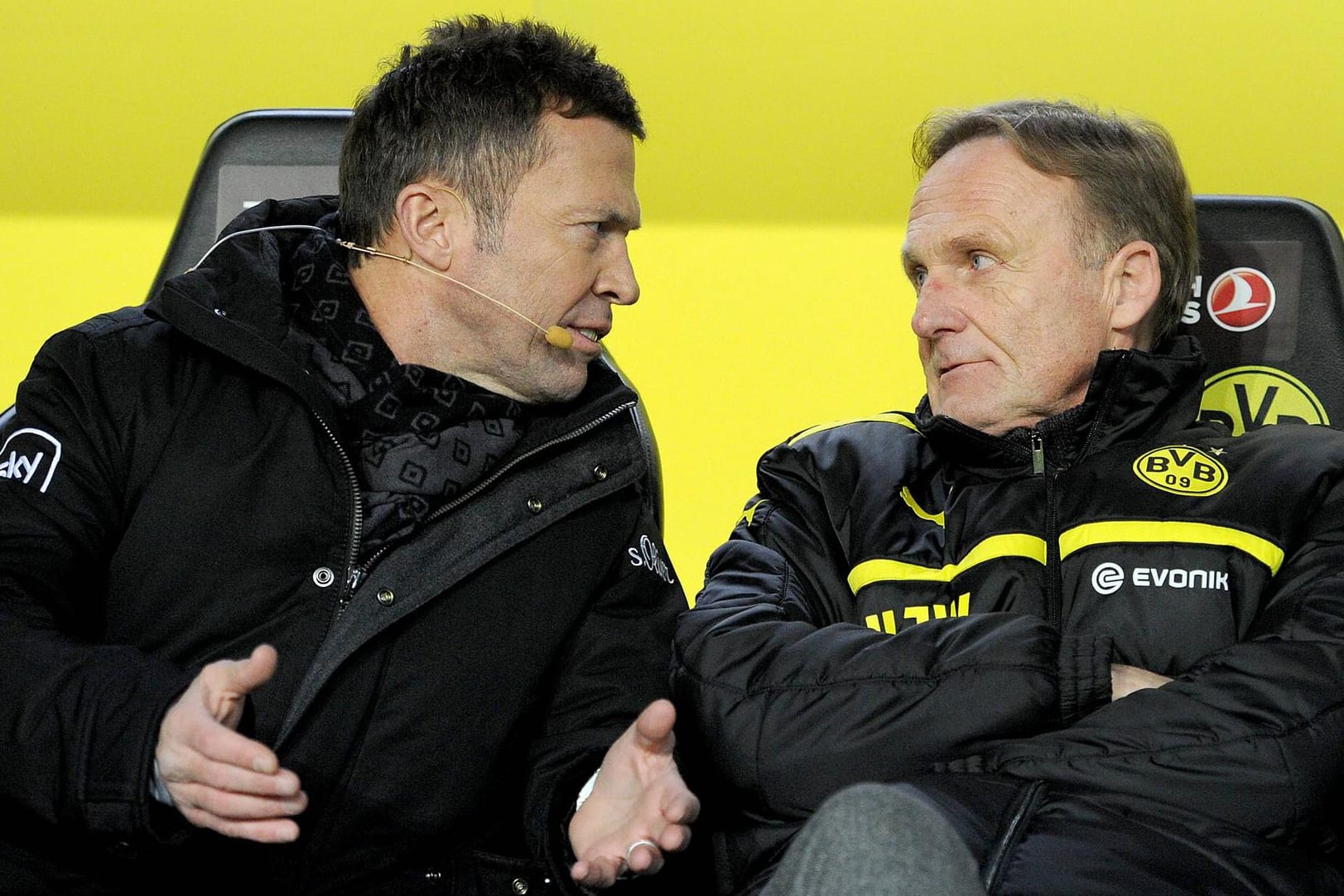 Hans-Joachim Watzke (re.) und Lothar Matthäus im regen Austausch.