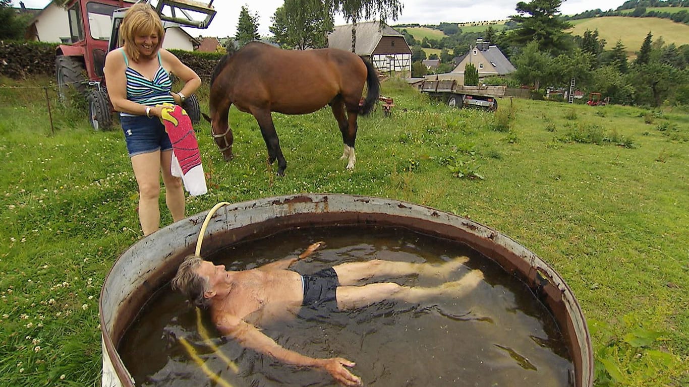 Nicole staunt: Kuhbauer Gerhard will mit ihr tatsächlich in einer Pferdetränke baden.