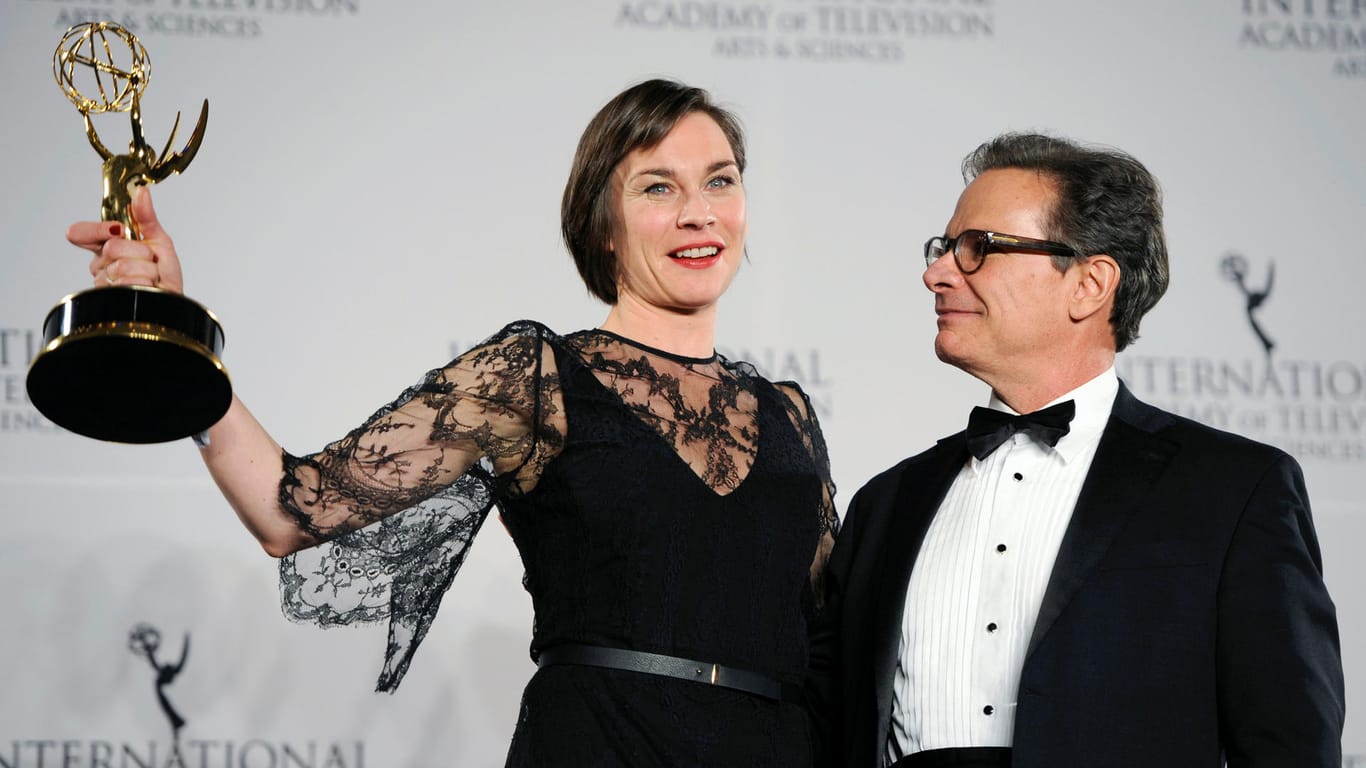 Christiane Paul und ihr Laudator Peter Scolari freuen sich gemeinsam über Pauls Emmy als beste Hauptdarstellerin.