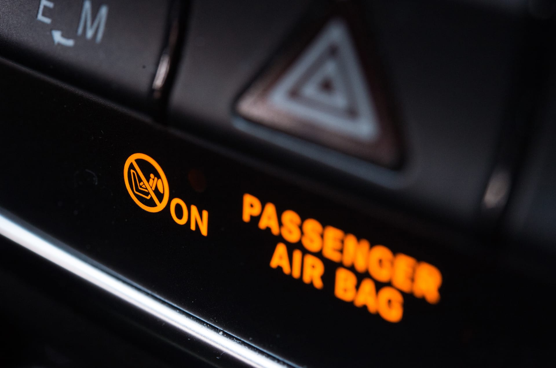 Fährt ein Kind in der Babyschale auf dem Beifahrersitz mit, muss der Airbag dort aus Sicherheitsgründen abgeschaltet sein.