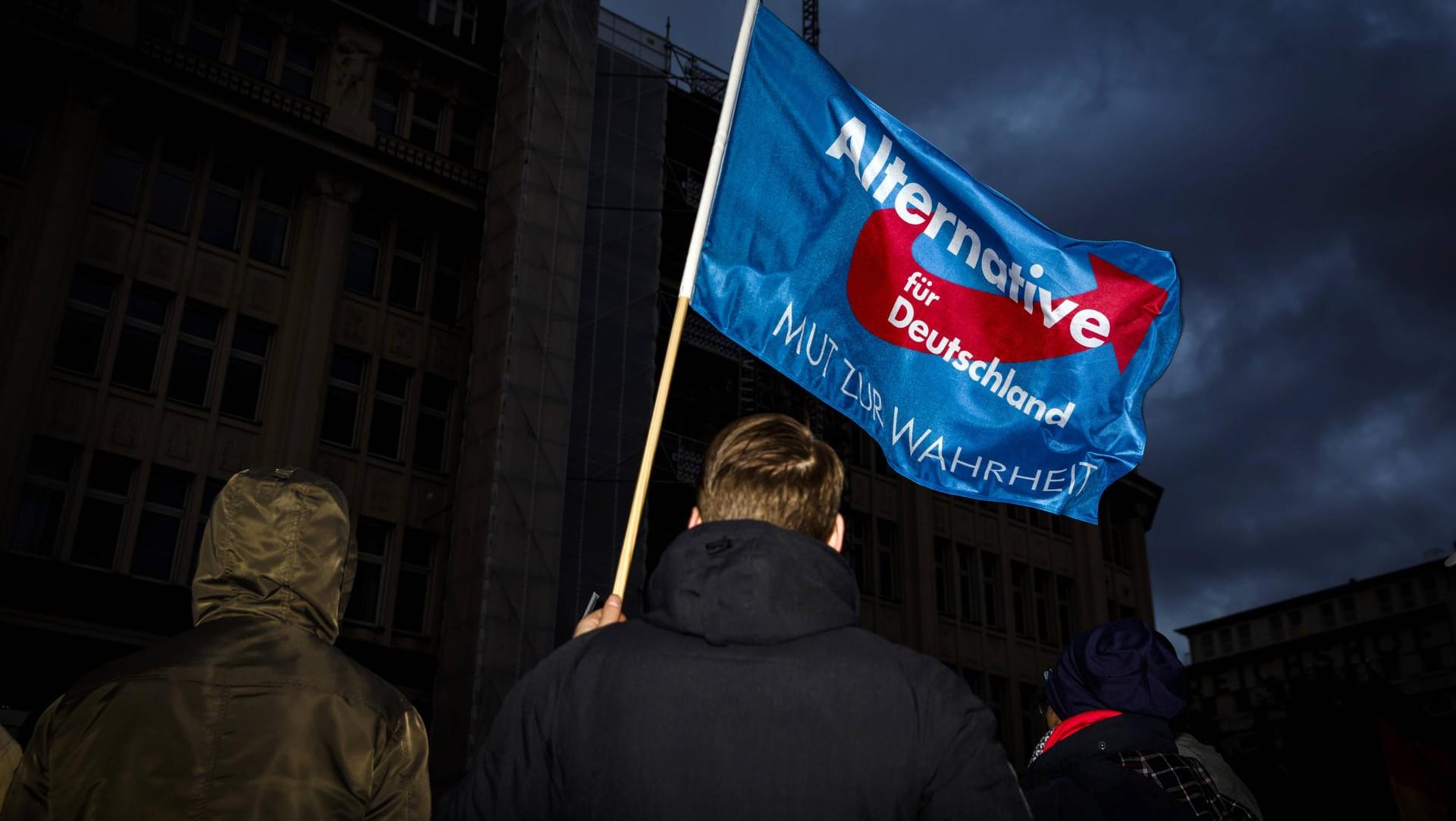 Die Alternative für Deutschland (AfD) legt laut einer Umfrage in der Wählergunst zu.