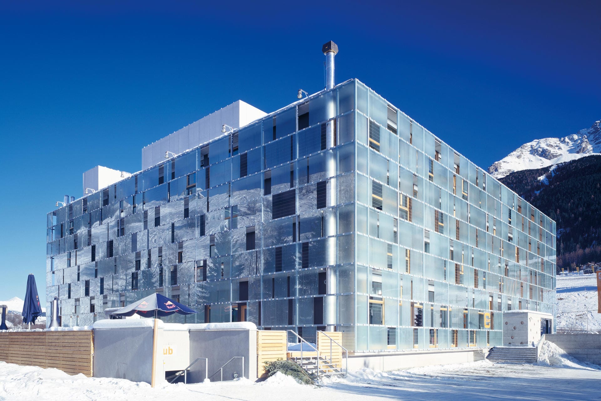 Das moderne Hotel "Cube" liegt nur einen Kilometer vom Skigebiet Savognin entfernt - und ist dennoch erschwinglich.
