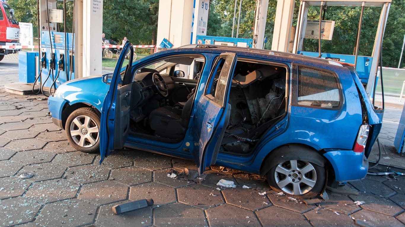 Der zerstörte VW Touran an der Tankstelle in Duderstadt (Niedersachsen).