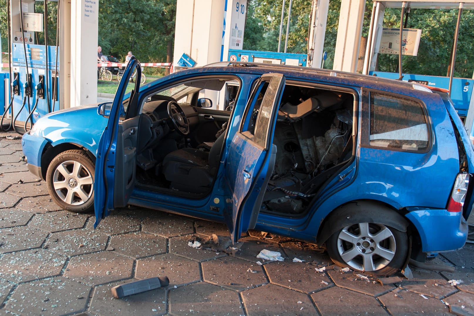 Der zerstörte VW Touran an der Tankstelle in Duderstadt (Niedersachsen).