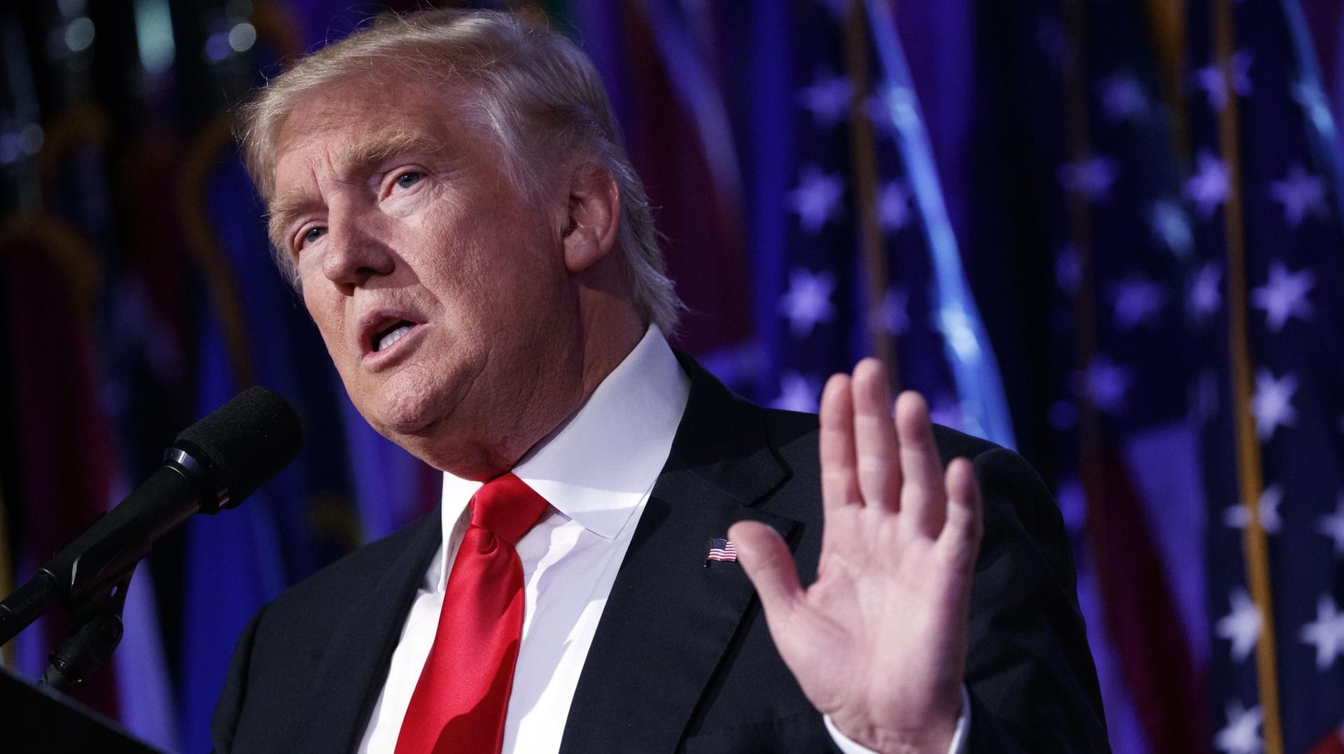 Ein Treffen von Donald Trump mit wichtigen US-Sendern soll teilnehmenden Journalisten zufolge alles anders als versöhnlich abgelaufen sein. Ein Treffen von Donald Trump mit wichtigen US-Sendern soll teilnehmenden Journalisten zufolge alles anders als versöhnlich abgelaufen sein.