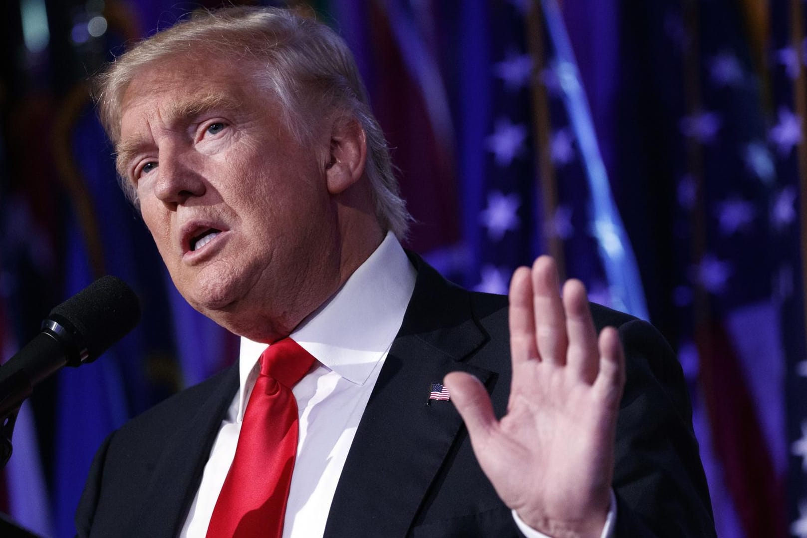 Ein Treffen von Donald Trump mit wichtigen US-Sendern soll teilnehmenden Journalisten zufolge alles anders als versöhnlich abgelaufen sein.