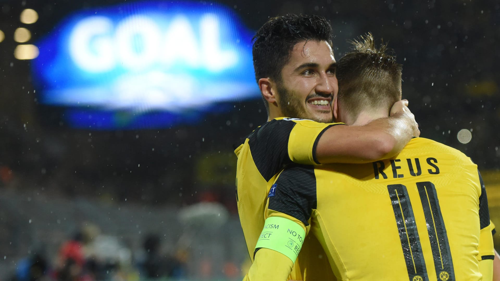 Dortmunds Torschütze Nuri Sahin (li.) jubelt mit Marco Reus - im Hintergrund leuchtet "Goal" auf. Dortmunds Torschütze Nuri Sahin (li.) jubelt mit Marco Reus - im Hintergrund leuchtet "Goal" auf.