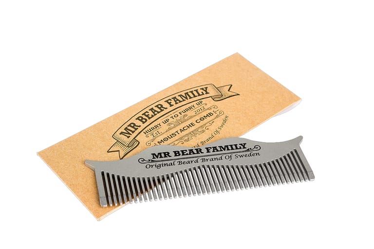 Kämmen Sie Ihren Bart für eine bessere Durchblutung, das stimuliert die Haarwurzeln. Der Stahlkamm von Mr. Bear Family kostet etwa 21 Euro (bei DergepflegteMann.de).