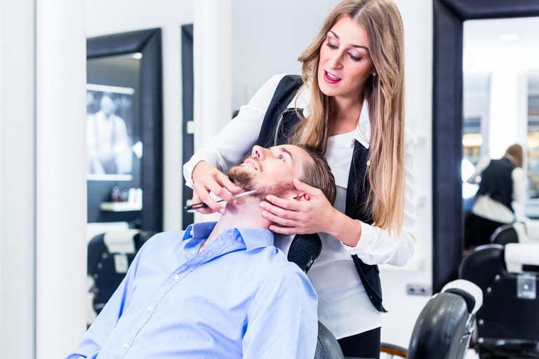 Barbier und Herrenfriseur ermitteln mit Ihren Kunden die geeignete Bartform, um Bart-Lücken und Unregelmäßigkeiten zu kaschieren.