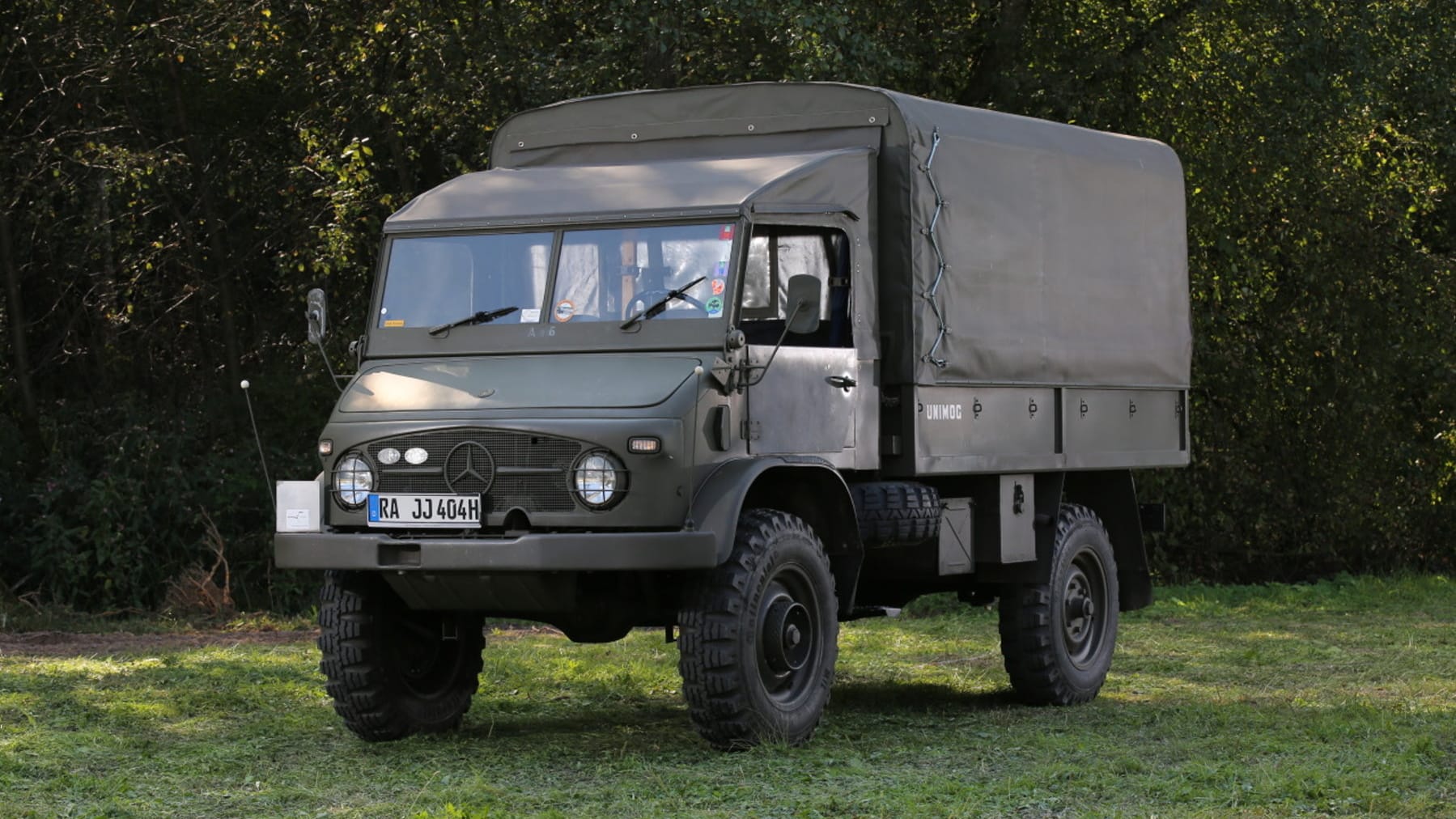 Die erste Unimog-Modelle kamen 1945 auf den Markt. Seitdem wird der Lkw gebaut. Am erfolgreichsten war die Baureihe 404.