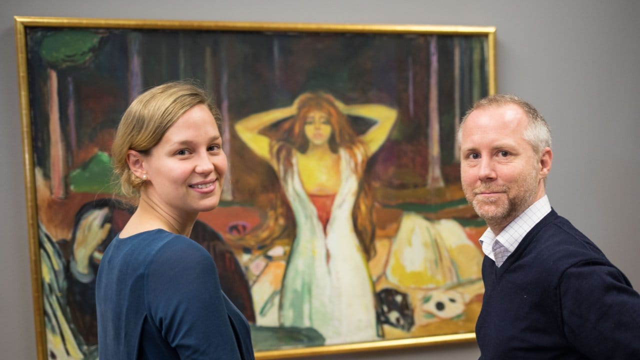 Die Kuratoren Felicity Korn und Felix Krämer vor Edvard Munchs Gemälde "Asche".