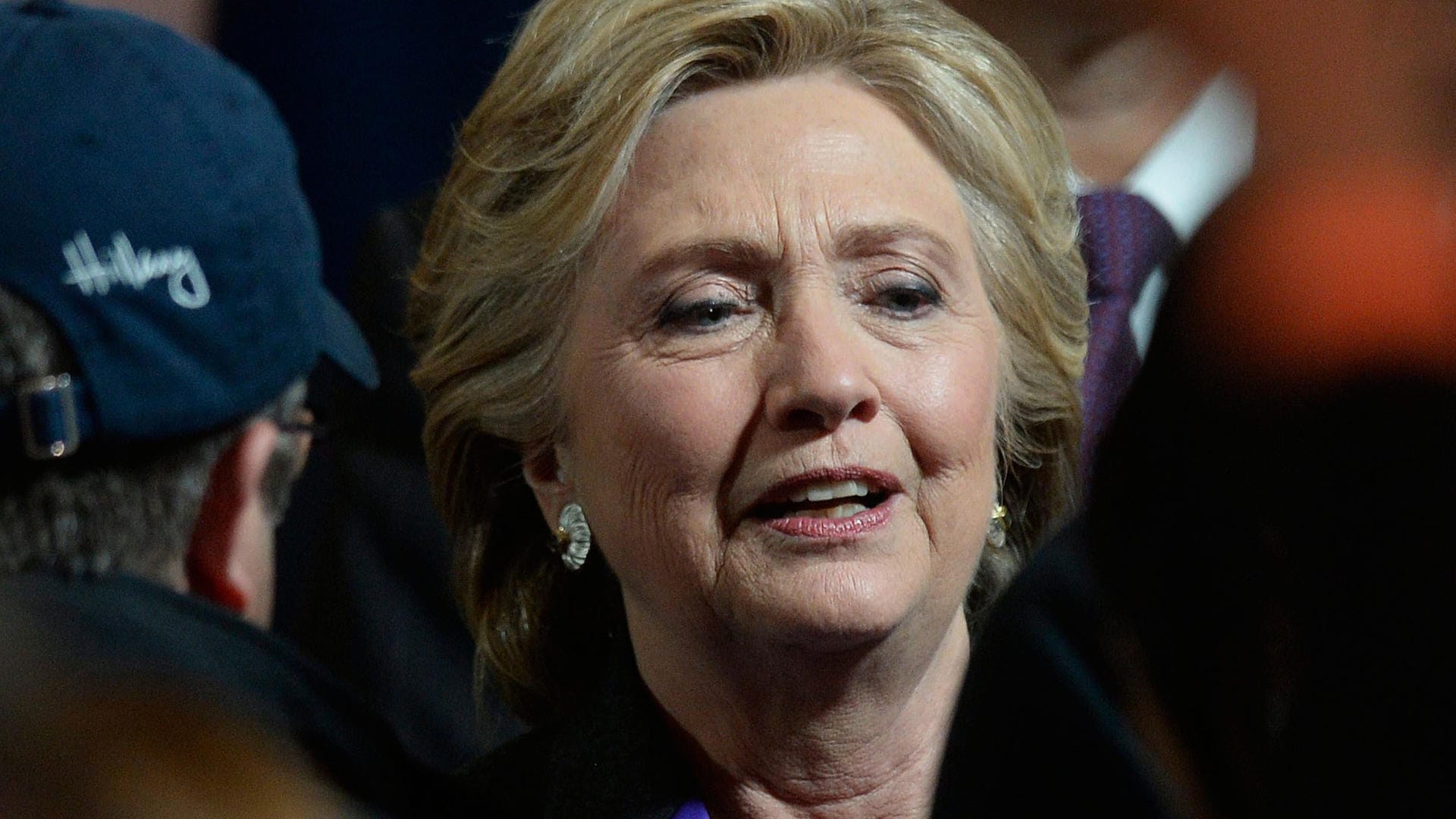 Aktivisten drängen Hillary Clinton, die Stimmen in drei US-Bundesstaaten neu auszählen zu lassen. Aktivisten drängen Hillary Clinton, die Stimmen in drei US-Bundesstaaten neu auszählen zu lassen.