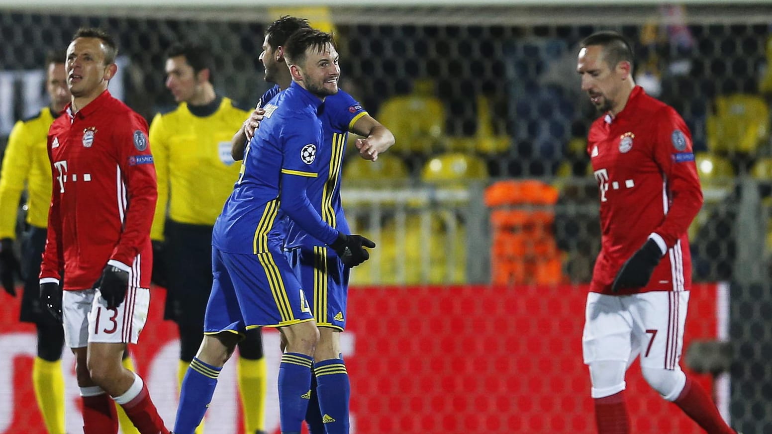 Die Bayern-Spieler Rafinha (li.) und Franck Ribéry (re.) verlassen enttäuscht den Platz in Rostow.