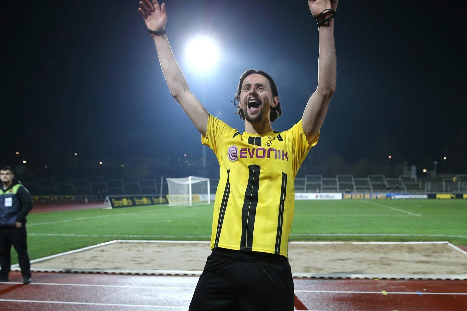 Neven Subotic jubelt nach seinem erfolgreichen Comeback in Dortmunds zweiter Mannschaft.