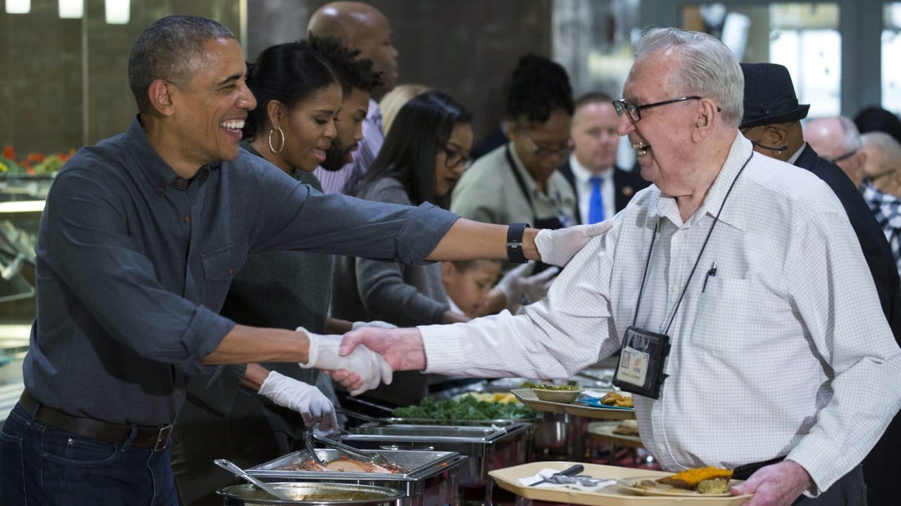 Barack und Michelle Obama teilen in einem Veteranenheim in Washington das Thanksgiving-Essen aus.