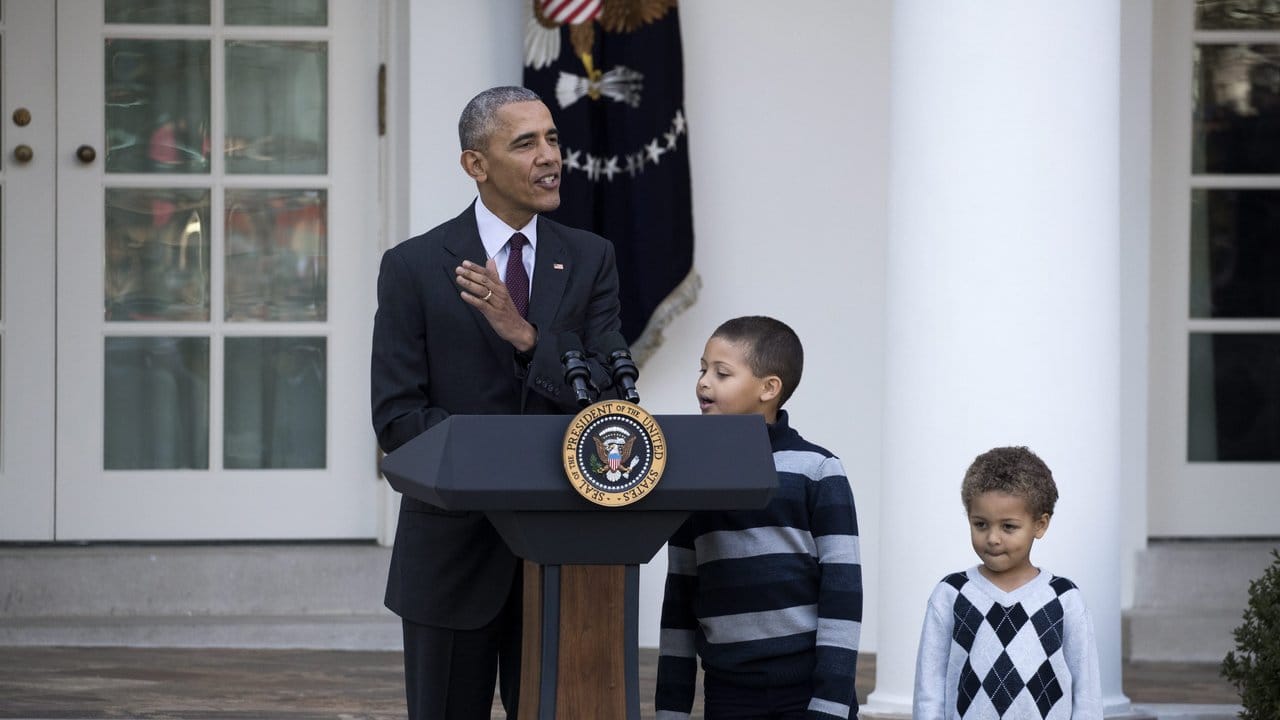 Barack Obama hat seine Neffen Austin (M) und Aaron Robinson mitgebracht.