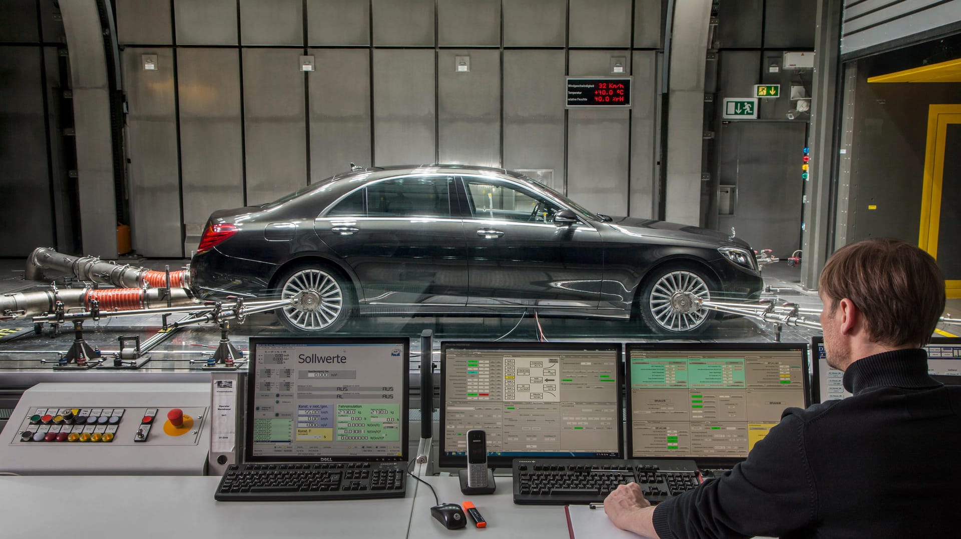 Mercedes-Benz S-Klasse mit CO2-Klimaanlage im Windkanal in Sindelfingen.