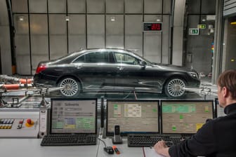 Mercedes-Benz S-Klasse mit CO2-Klimaanlage im Windkanal in Sindelfingen.
