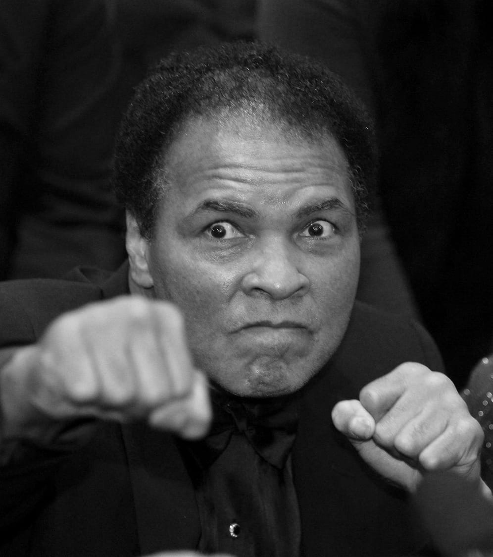Muhammad Ali starb am 3. Juni 2016 im Alter von 74 Jahren in Phoenix. Ali war schon zu Lebzeiten zur Legende geworden. "The Greatest", dreimal unangefochtener Champion aller Verbände, hatte den Boxsport geprägt wie kein Sportler vor oder nach ihm.