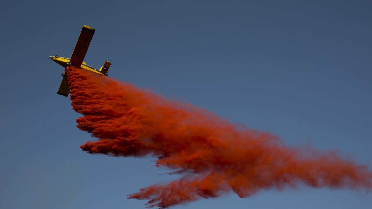 Viele Löschflugzeuge sind im Einsatz. Viele Löschflugzeuge sind im Einsatz.