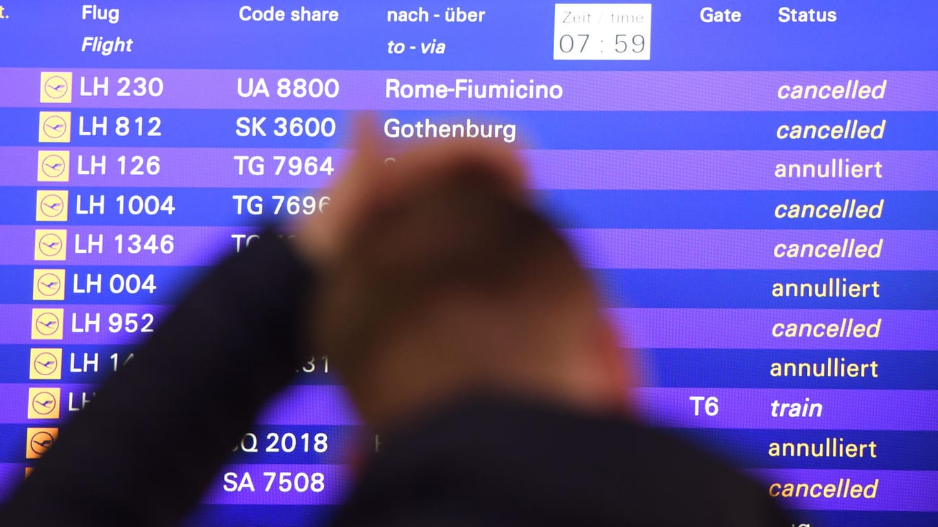Fluggäste brauchen in diesen Tagen viel Geduld: Hunderte Flüge fallen aus - wie hier am Flughafen Frankfurt.