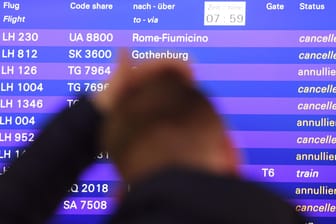 Fluggäste brauchen in diesen Tagen viel Geduld: Hunderte Flüge fallen aus - wie hier am Flughafen Frankfurt.