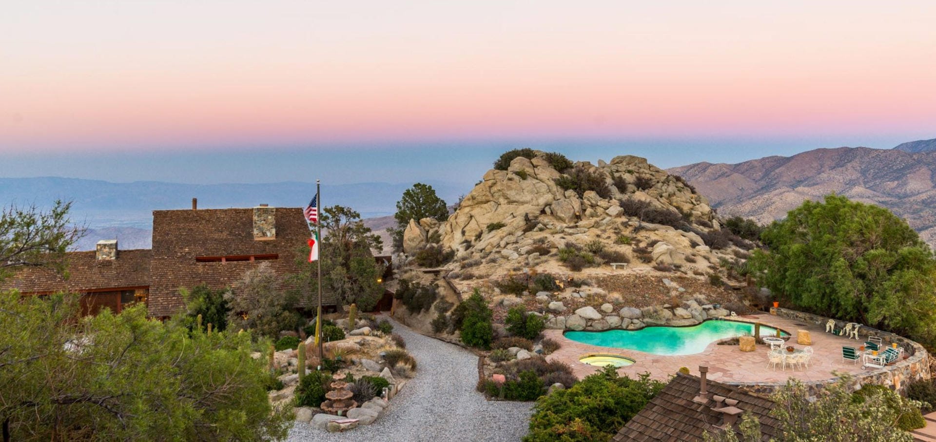 Die Villa liegt auf einem Hügel nahe Palm Springs. In einer Höhe von 1300 Metern ließ sich auch das Klima der kalifornischen Wüste aushalten.