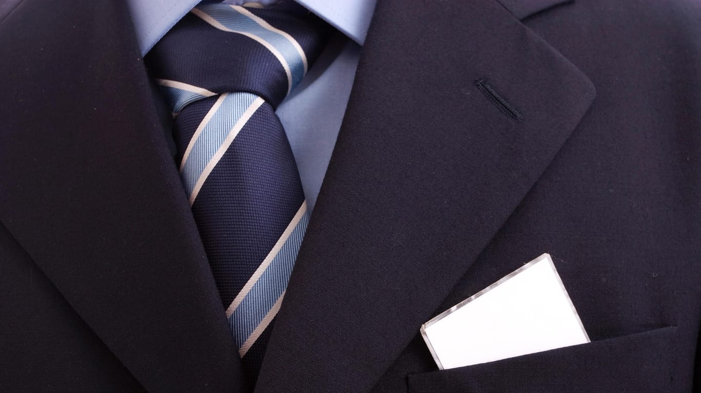 Steht eine breite Krawatte für eine gehobene Position in der Karriere? Wir klären auf.