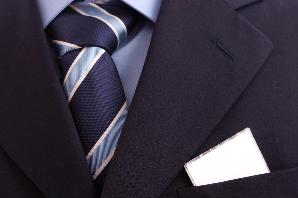 Steht eine breite Krawatte für eine gehobene Position in der Karriere? Wir klären auf.