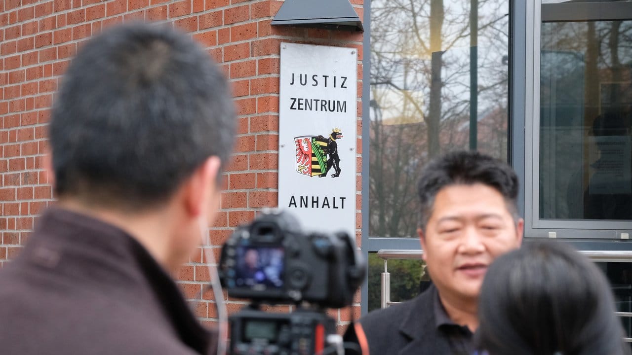 Medienvertreter aus China vor dem Landgericht in Dessau: Wegen Mordes an einer chinesischen Studentin steht ein junges Pärchen vor Gericht. Medienvertreter aus China vor dem Landgericht in Dessau: Wegen Mordes an einer chinesischen Studentin steht ein junges Pärchen vor Gericht.
