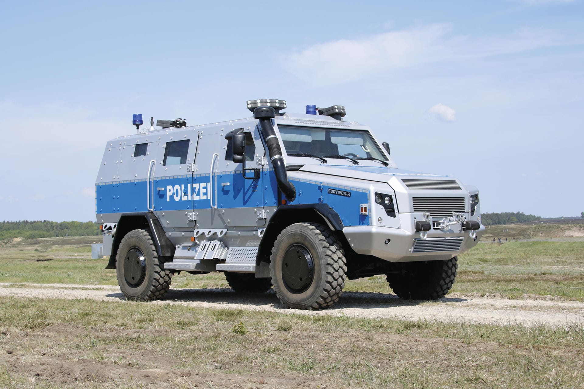 Das sondergeschützte Polizeifahrzeug ist 6,5 Meter lang und bringt es auf ein Leergewicht von knapp elf Tonnen.