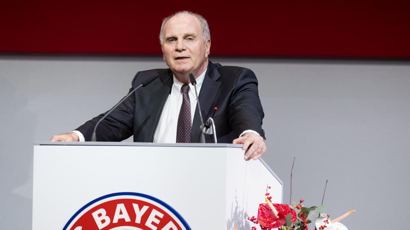 Uli Hoeneß spricht auf der Jahreshauptversammlung des FC Bayern München.