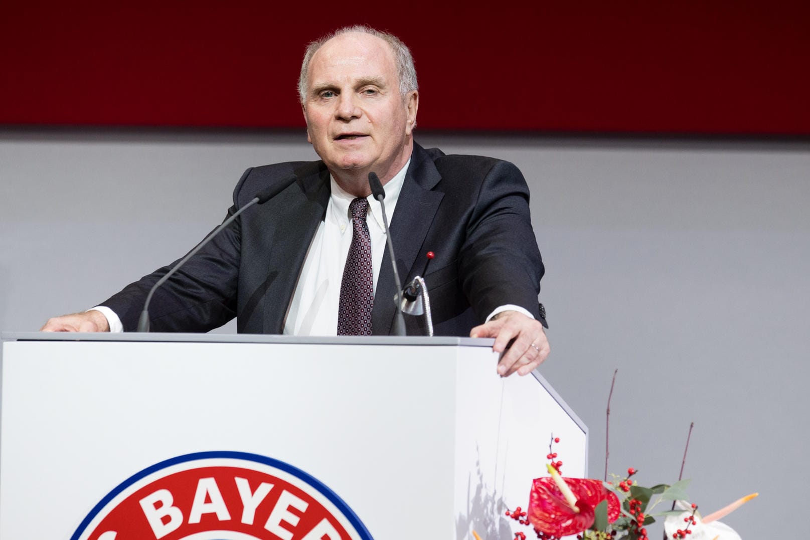 Uli Hoeneß spricht auf der Jahreshauptversammlung des FC Bayern München.