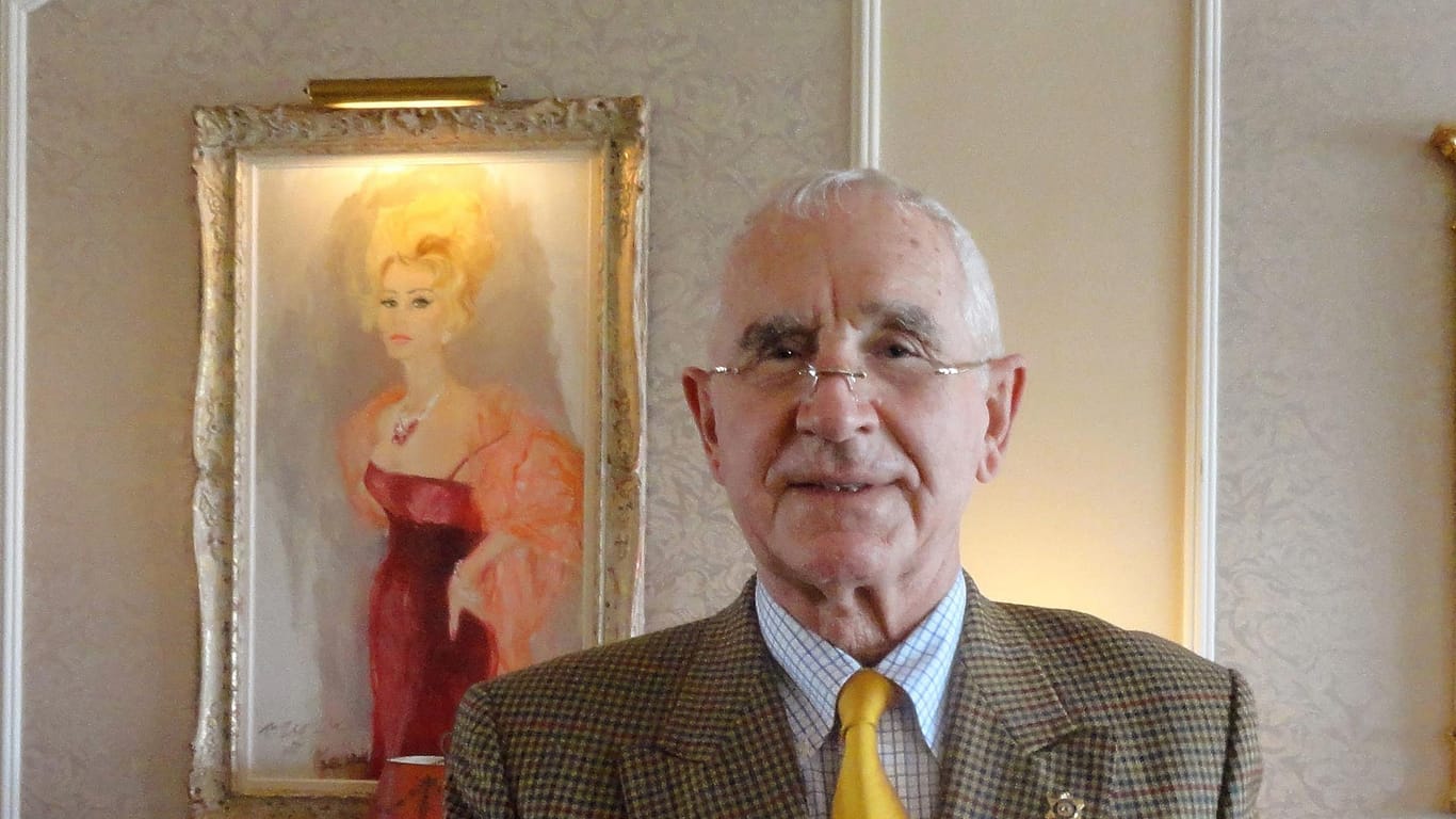 Frederic Prinz von Anhalt, im Hintergrund ein Porträt seiner Zsa Zsa Gabor.