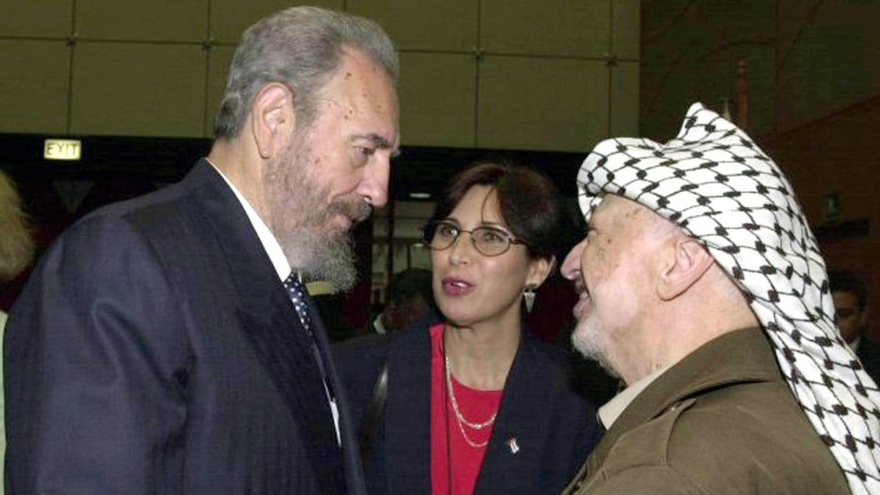 Der damalige kubanische Staatspräsident Fidel Castro unterhält sich 2001 mit dem Palästinenserführer Yassir Arafat. Der damalige kubanische Staatspräsident Fidel Castro unterhält sich 2001 mit dem Palästinenserführer Yassir Arafat.