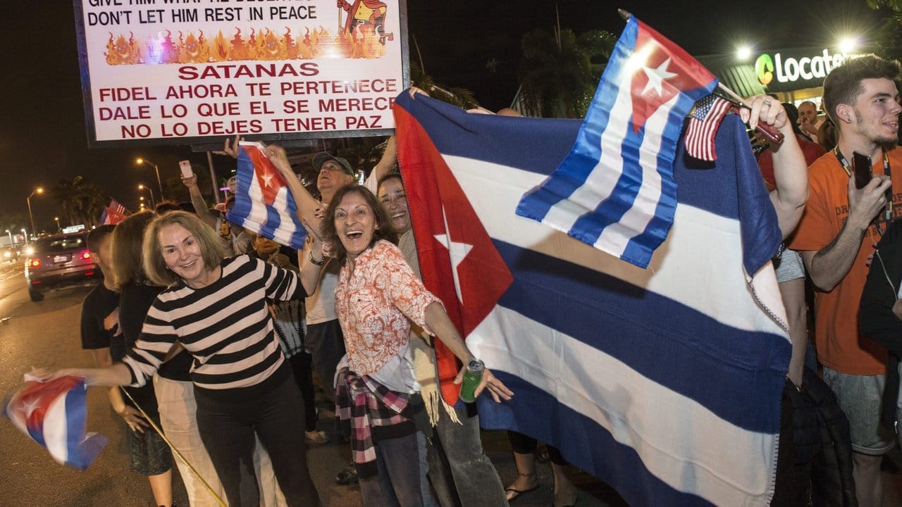 In Miami im US-Bundesstaat Florida feiern viele Exilkubaner den Tod von Castro. In Miami im US-Bundesstaat Florida feiern viele Exilkubaner den Tod von Castro.