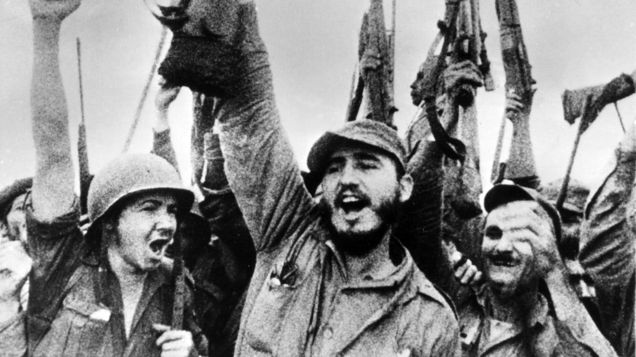 Castro und seine Kämpfer demonstrieren im Mai 1957 in der Sierra Maestra "wir leben noch", nachdem die kubanische Regierung mitgeteilt hatte, dass die Rebellen längst aufgerieben und vernichtet seien. Castro und seine Kämpfer demonstrieren im Mai 1957 in der Sierra Maestra "wir leben noch", nachdem die kubanische Regierung mitgeteilt hatte, dass die Rebellen längst aufgerieben und vernichtet seien.