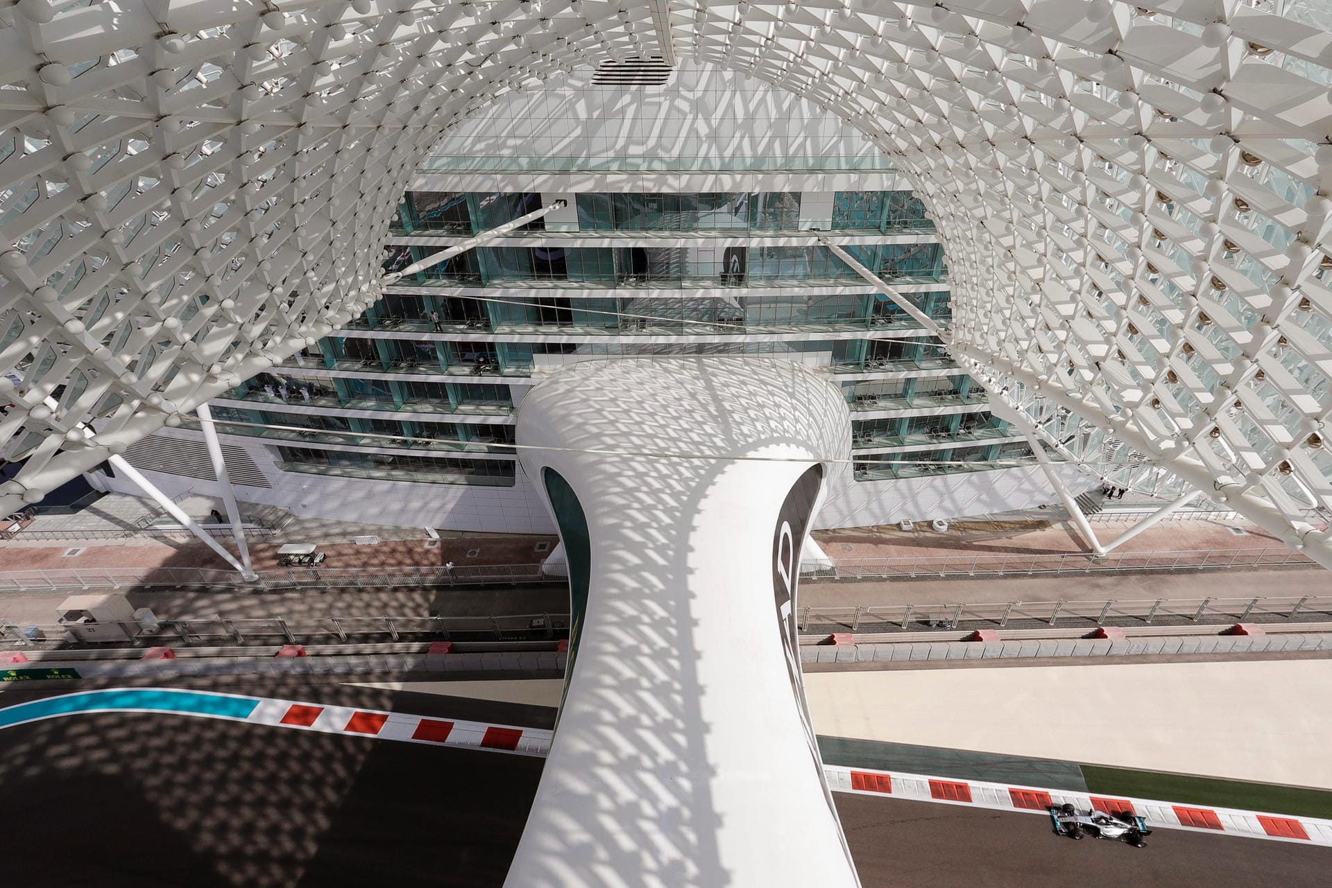 Vogelperspektive: Die Rennstrecke in Abu Dhabi mit ihren futuristischen Gebäuden ist spektakulär.