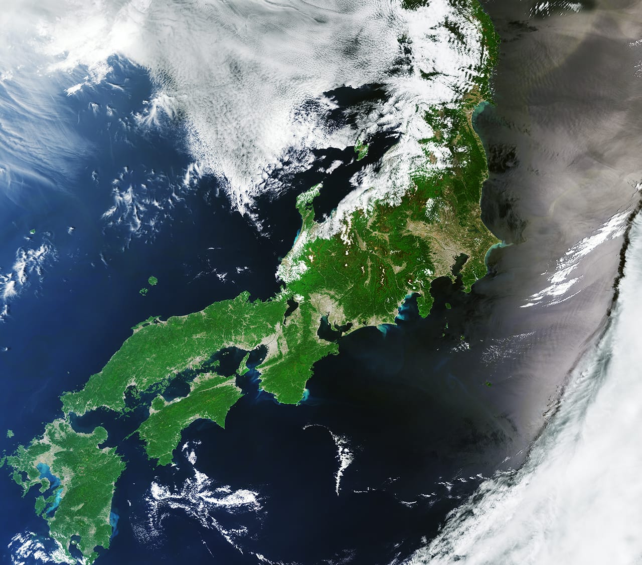 Auf dem Satellitenbild sieht man Japan. Weil der aus 6852 Inseln bestehende Staat an der geologischen Bruchzone vier tektonischer Platten liegt, müssen die Einwohner ständig mit Erdbeben rechen.