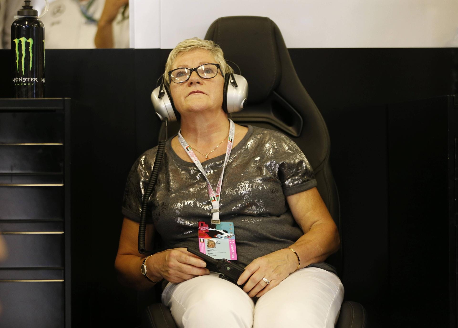 Gebannter Blick auf den Monitor: Die Mutter von Lewis Hamilton.