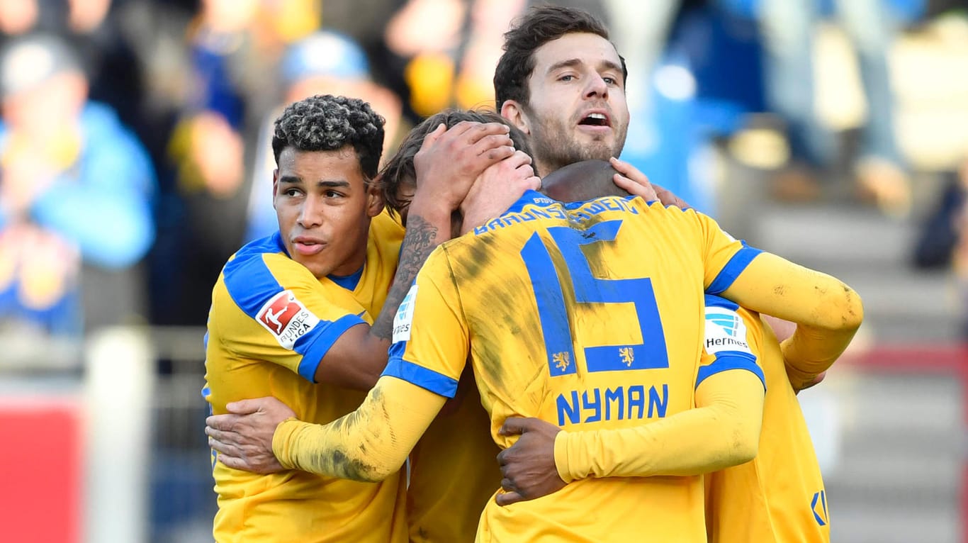 Braunschweigs Christoffer Nyman bejubelt mit seinen Mitspielern den Führungstreffer gegen 1860 München.