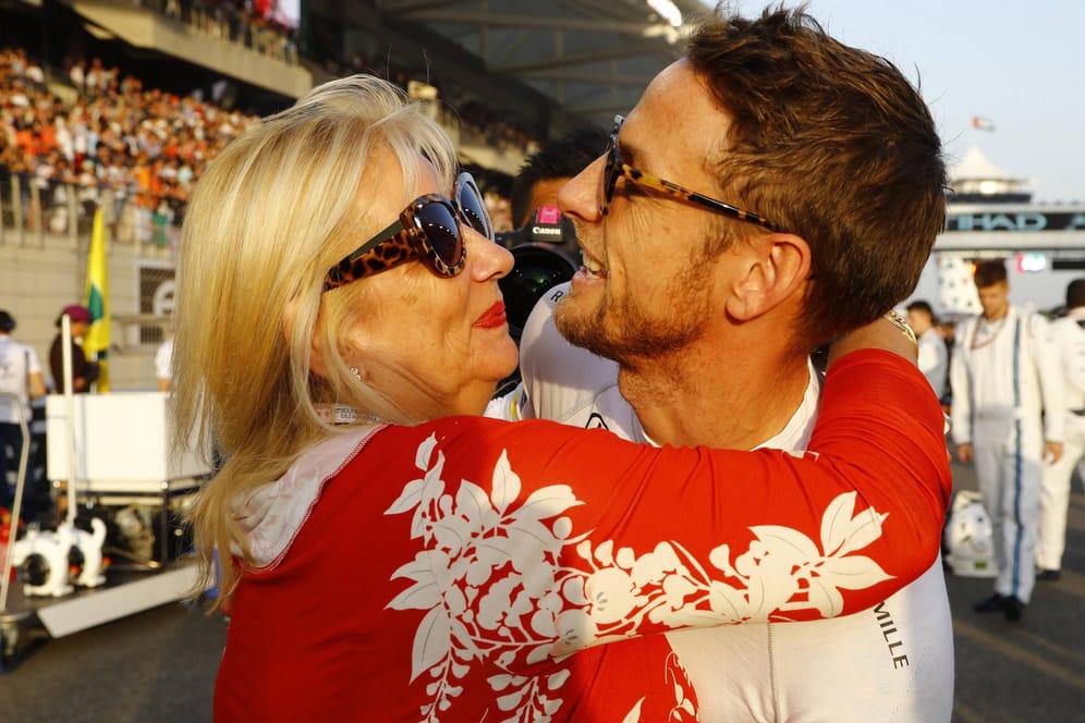 Die Mutter spendet Trost: McLaren-Pilot Jenson Button (re.) nach seinem Aus in Abu Dhabi.
