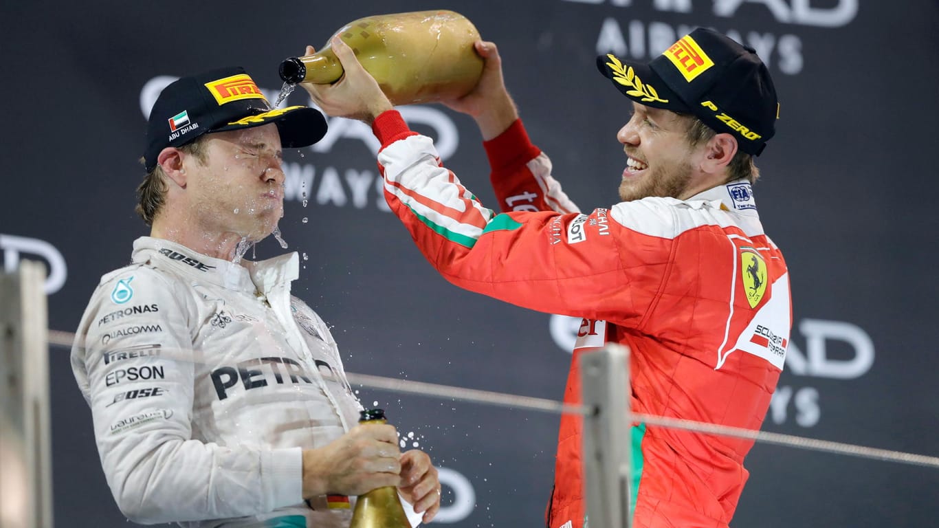 In Sektlaune: Sebastian Vettel, Dritter in Abu Dhabi, begießt mit Nico Rosberg dessen Weltmeister-Titel in der Formel 1.
