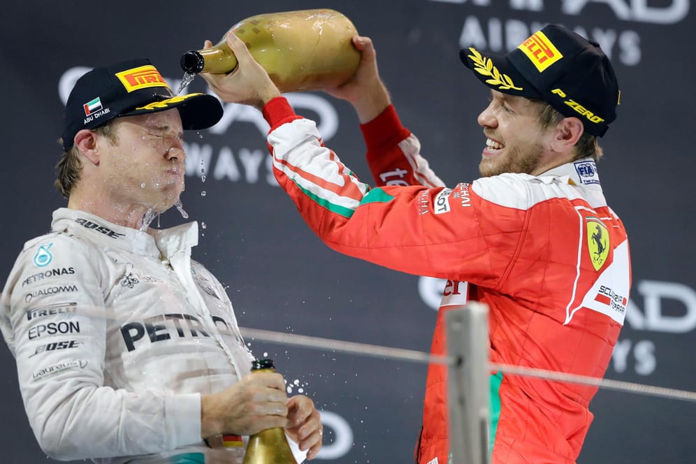 In Sektlaune: Sebastian Vettel, Dritter in Abu Dhabi, begießt mit Nico Rosberg dessen Weltmeister-Titel in der Formel 1.