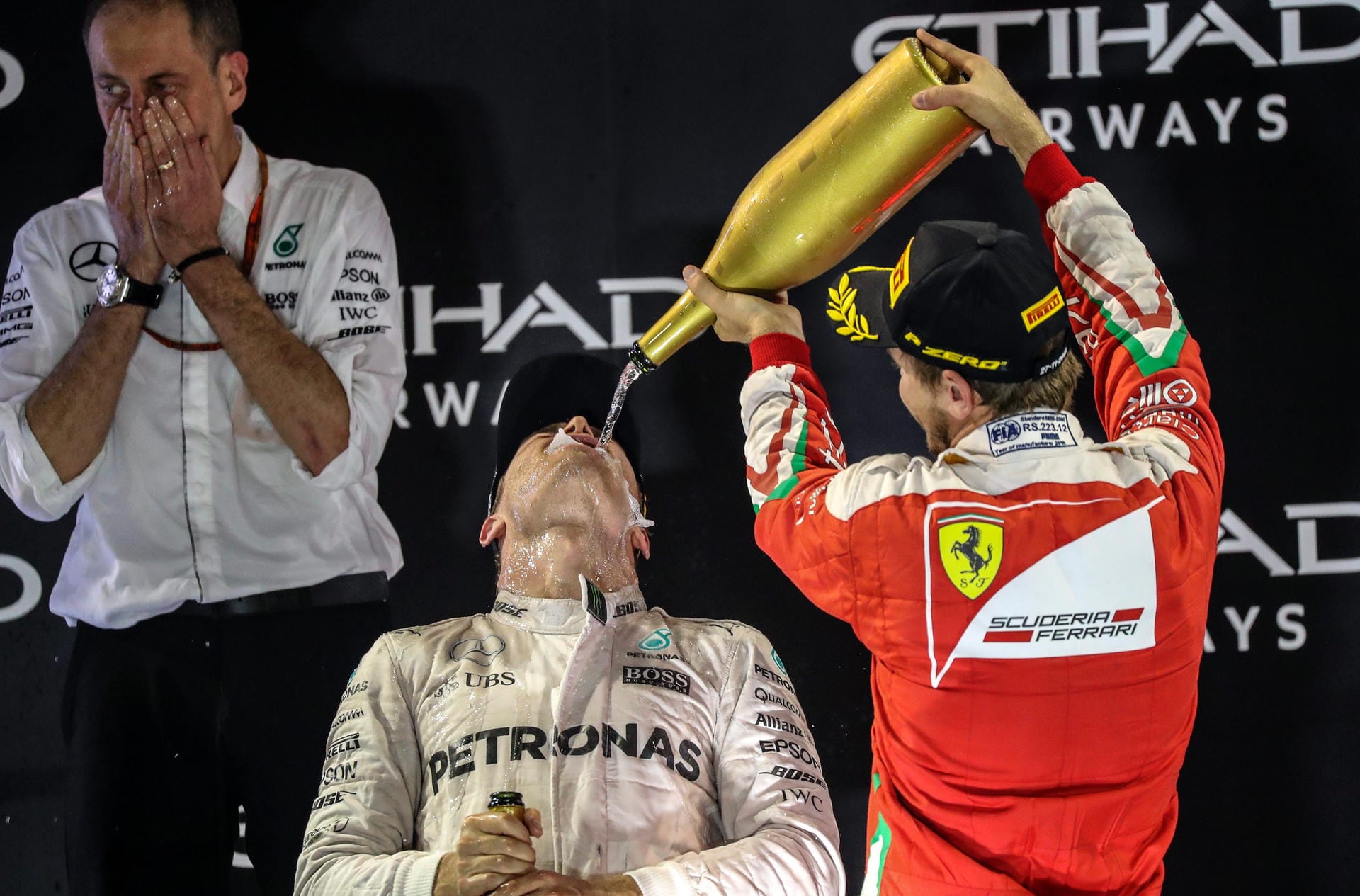 So feiern Champions: Weltmeister Rosberg lässt sich von Sebastian Vettel den Champagner eintröpfeln.