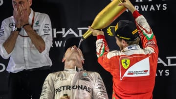So feiern Champions: Weltmeister Rosberg lässt sich von Sebastian Vettel den Champagner eintröpfeln.